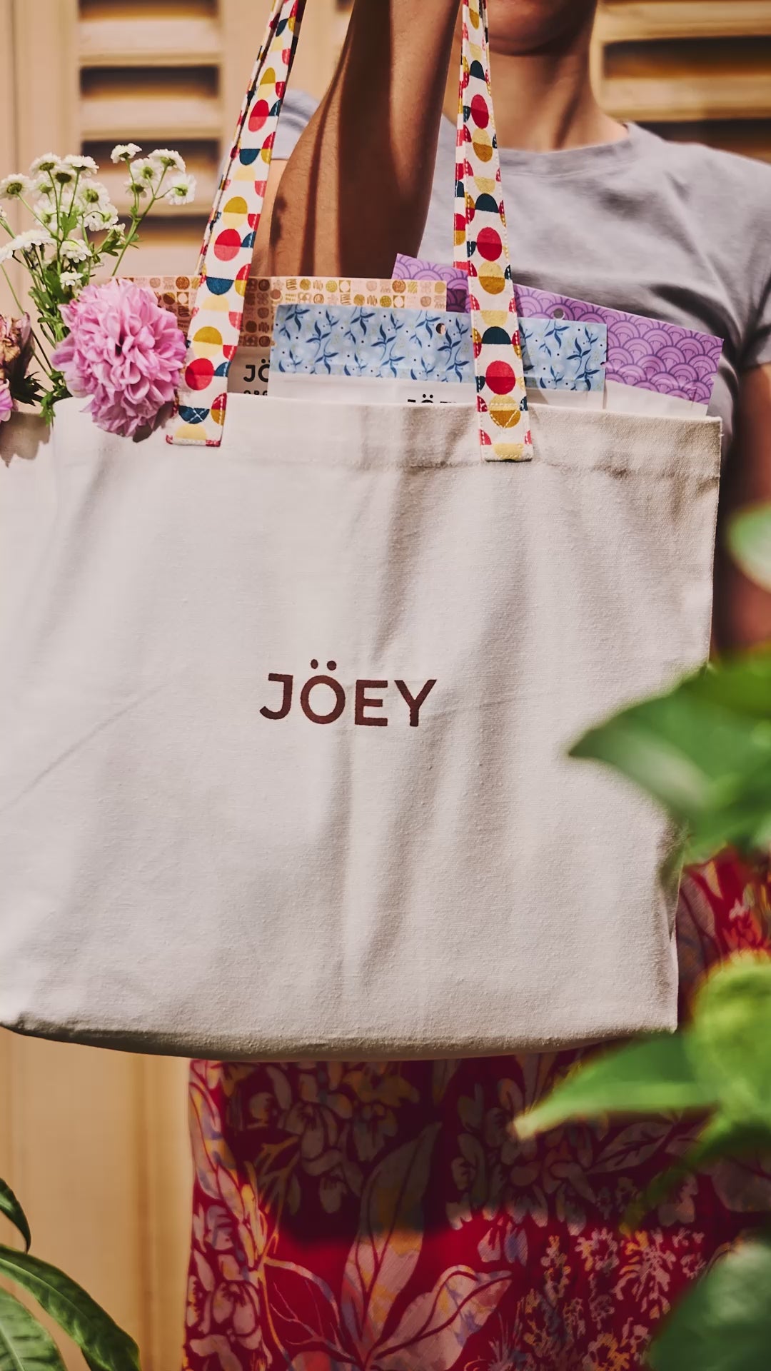 Jöey Tote Bag video showing the bag in use